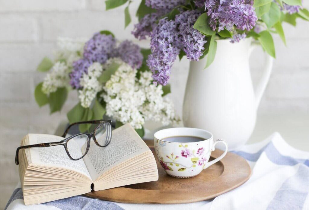 コーヒーと本と眼鏡と紫の花