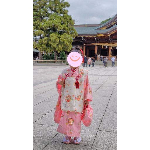 寒川神社の境内を背景にした着物の女の子